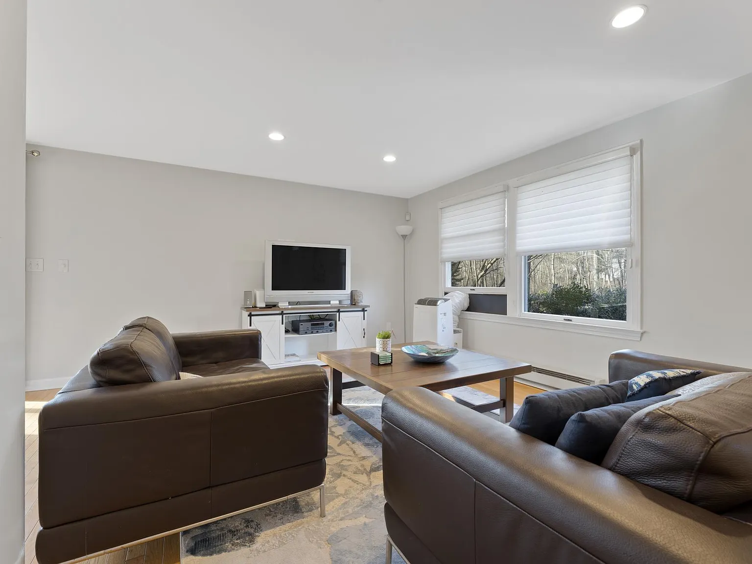 3 bed, 1150 sqft, $3,500 — Photo 3