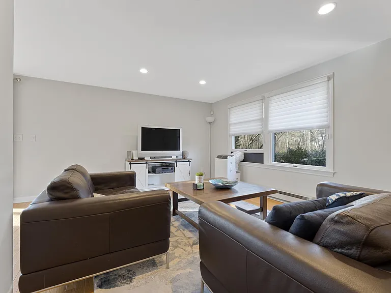 1091 Boston Post Rd — Photo 3