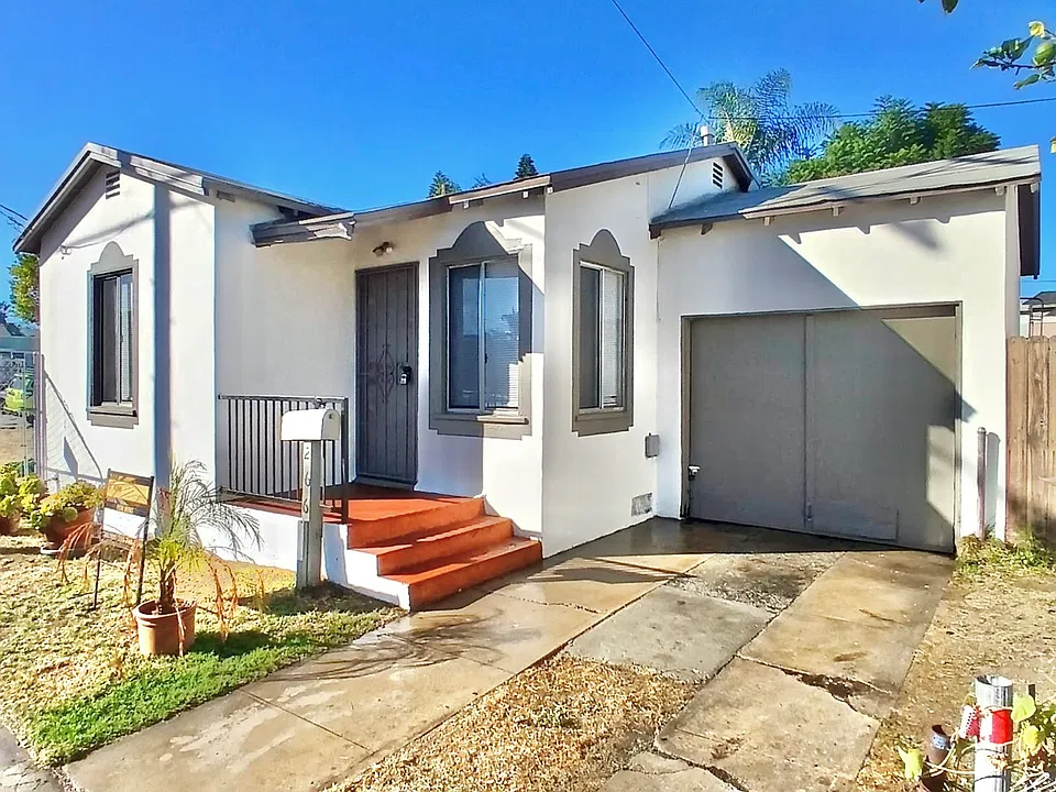 266 W Sepulveda St