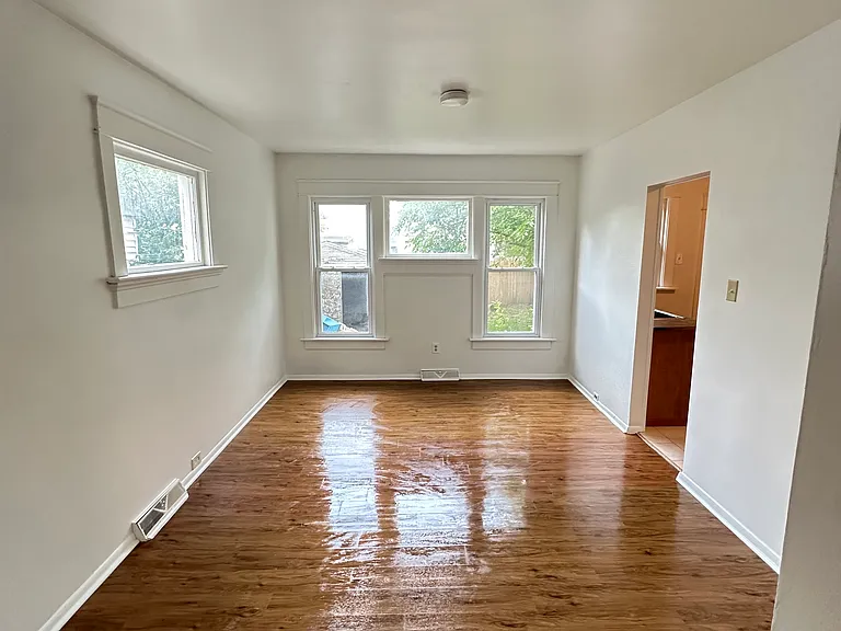 2627 Van Buren Ave — Photo 2