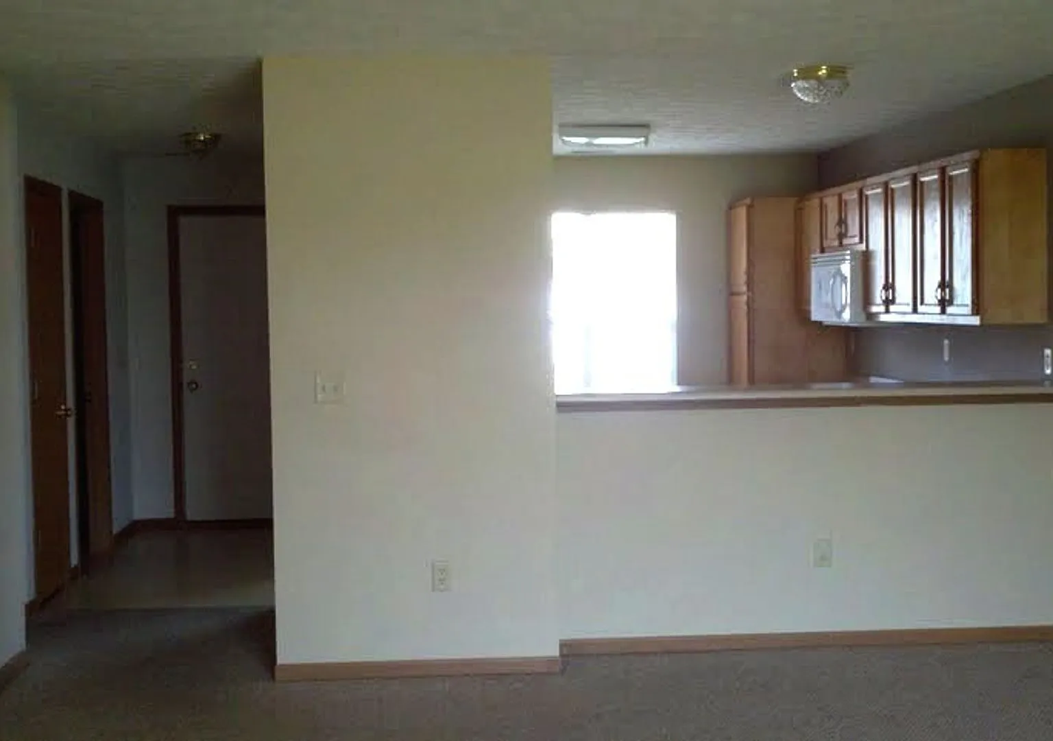 Spacious 3-Bedroom, 2-Bathroom Duplex with 2-Car Garage! — Photo 4