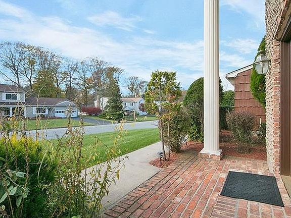 4th image of 32 Newport Dr