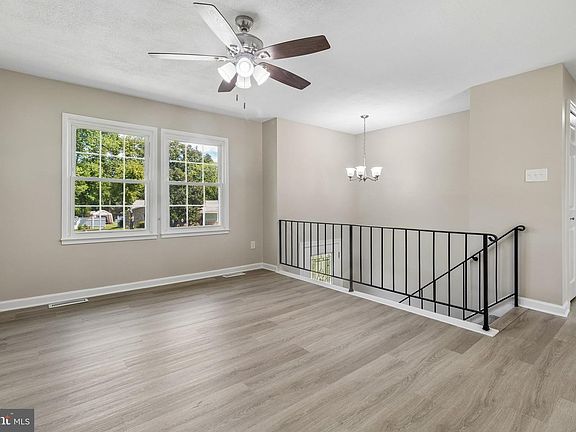 3rd image of 2153 Crest Cir
