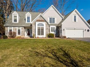 2 Grovewood Ln, Rochester, NY 14624