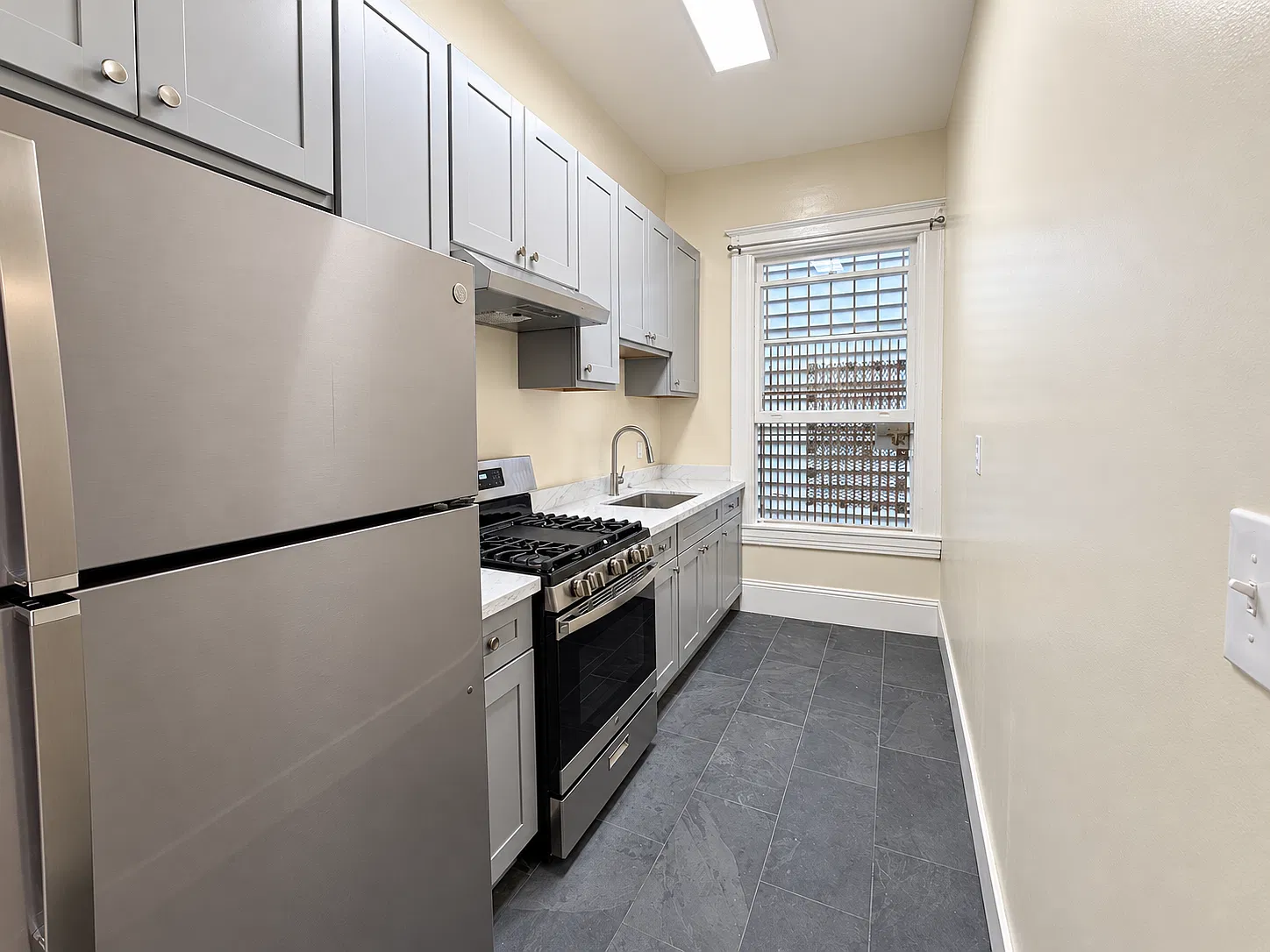 Studio, 140 sqft, $1,595 — Photo 4