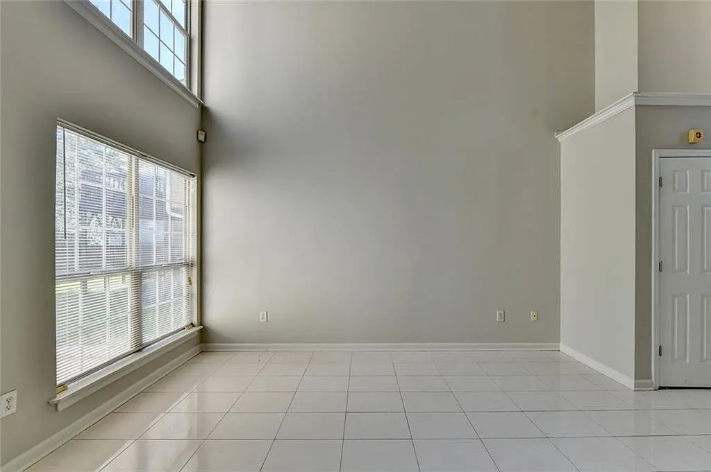 3 bed, 2.5 bath, 2389 sqft, $2,599 — Photo 3
