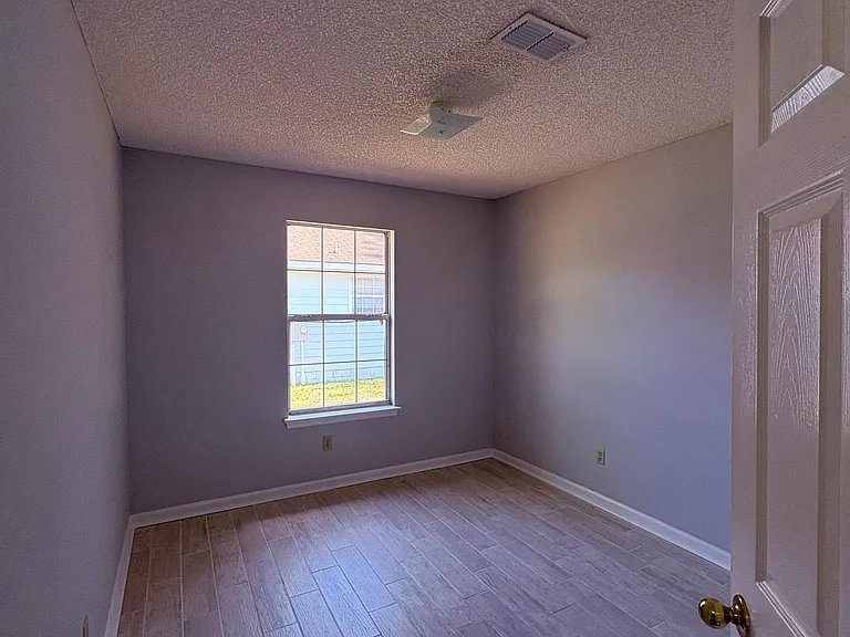 175 Talbot Ct — Photo 4