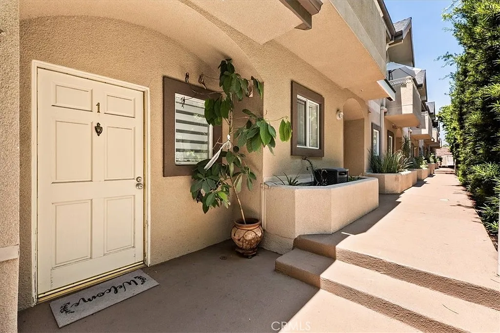 3 bed, 2.5 bath, 1400 sqft, $4,295 — Photo 2