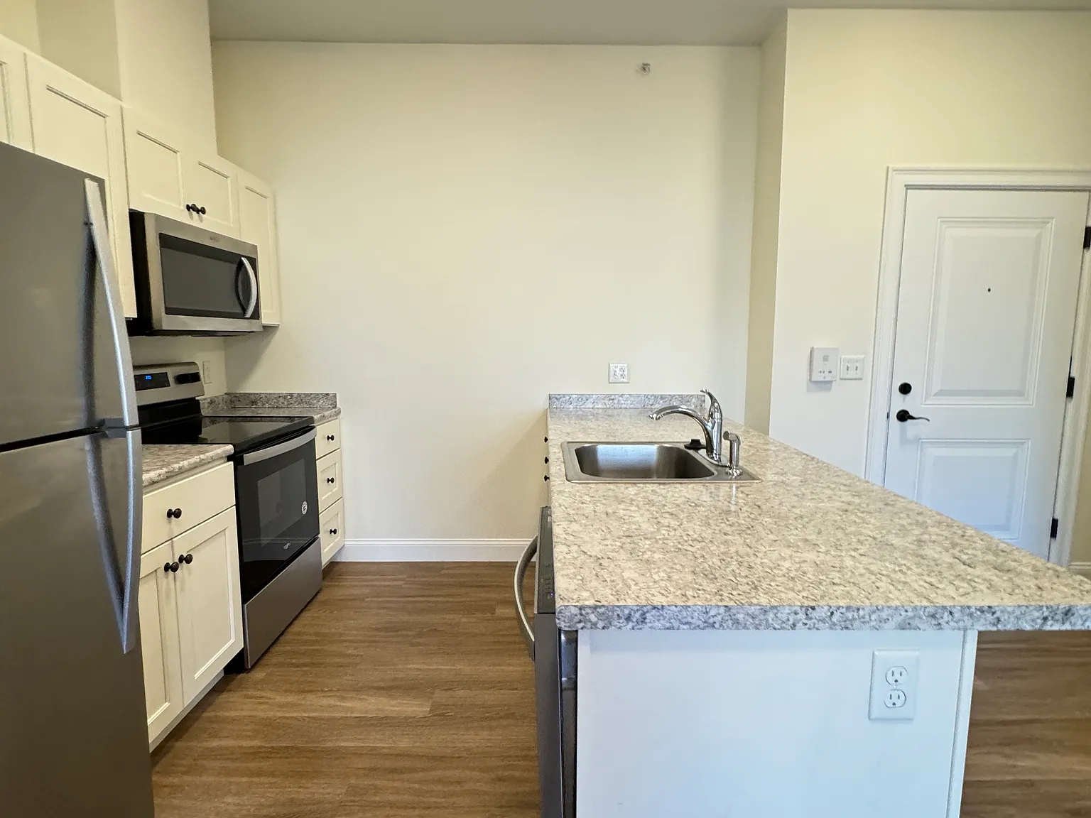 1 bed, 587 sqft, $2,000 — Photo 2