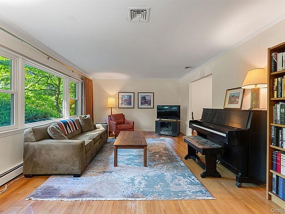 3rd image of 4 Pin Oak Lane