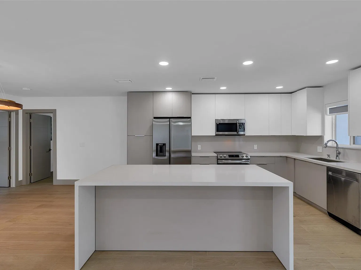 4 bed, 2.0 bath, 1767 sqft, $5,000 — Photo 3