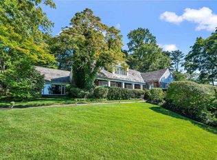 25 Shorecliff Pl, Great Neck, NY 11023
