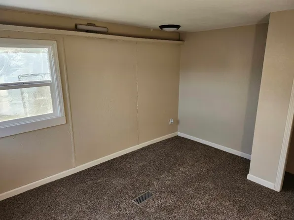 215 9th St SW, Watertown, SD 57201