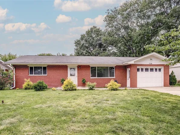1116 Helvetia Dr, Highland, IL 62249