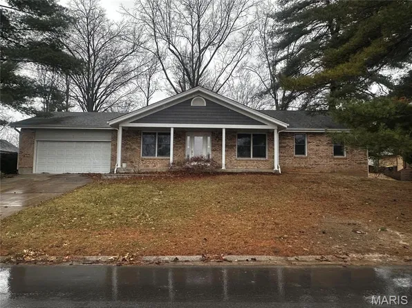 1 Pyrenees Dr, Lake Saint Louis, MO 63367