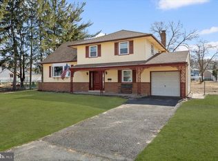 8 Montclair Dr, Delran, NJ 08075