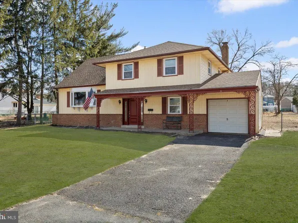 8 Montclair Dr, Delran, NJ 08075
