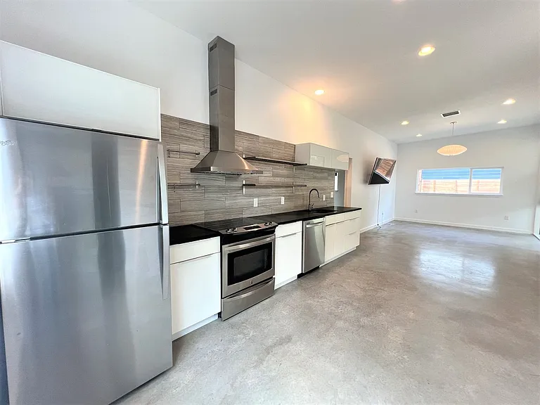 2103 E 14th St #B — Photo 6
