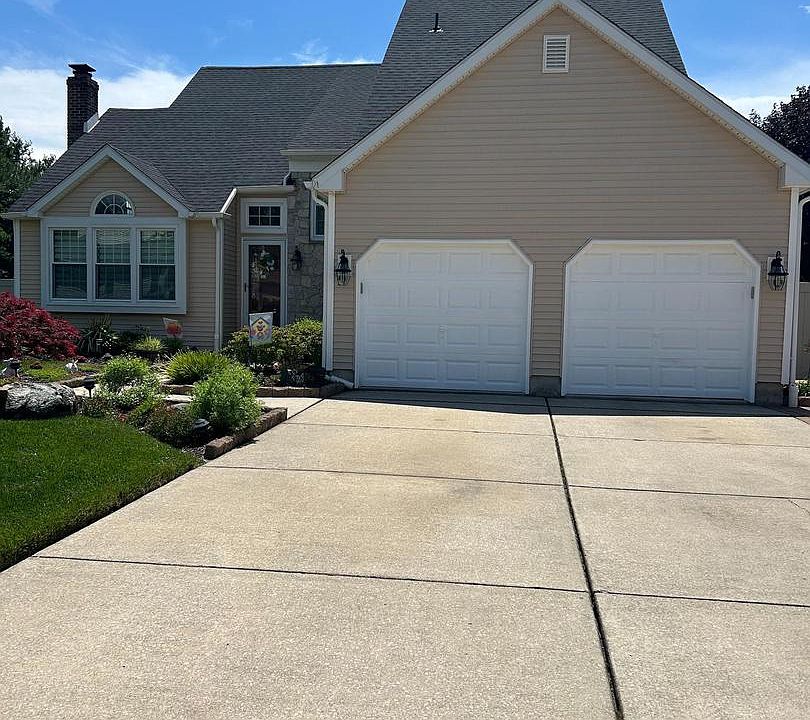 1st image of 14 Abbotsford Dr