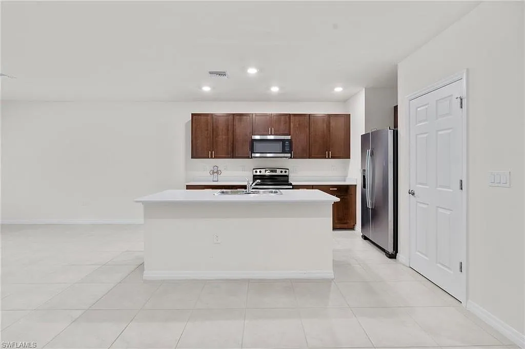 3 bed, 2.5 bath, 1582 sqft, $2,650 — Photo 3