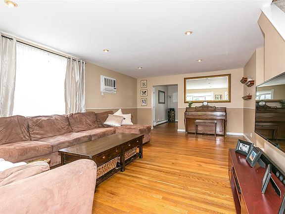 3rd image of 1066 Bowling Green Dr