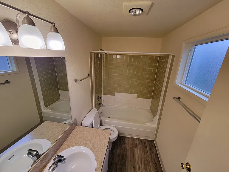 Knoll West Apartments — Photo 24