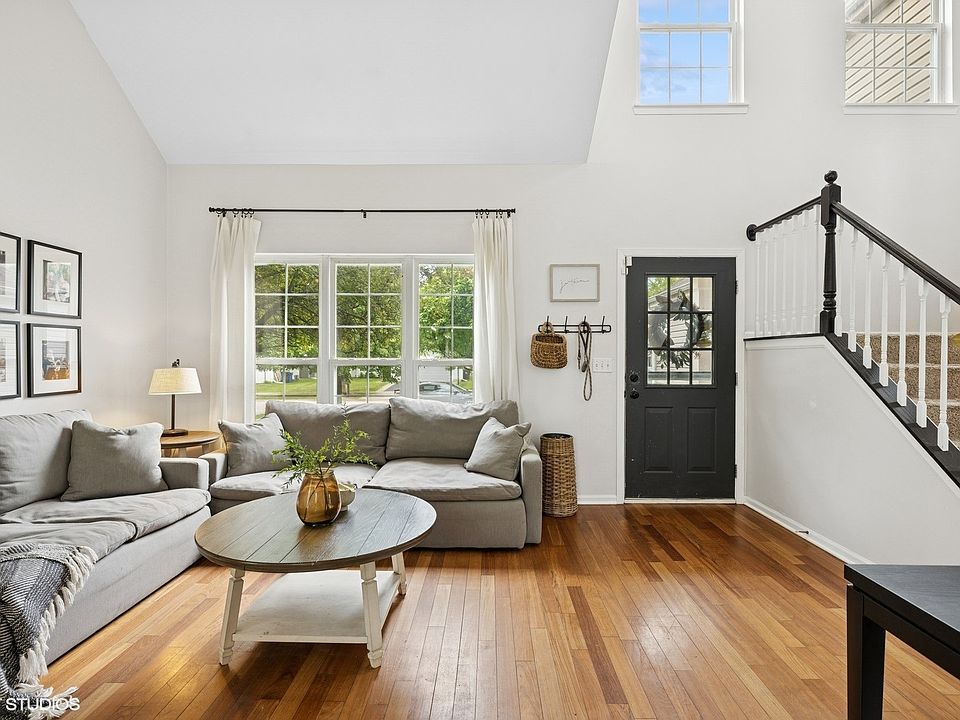 2834 Forestview Dr, Carpentersville, IL 60110 | Zillow