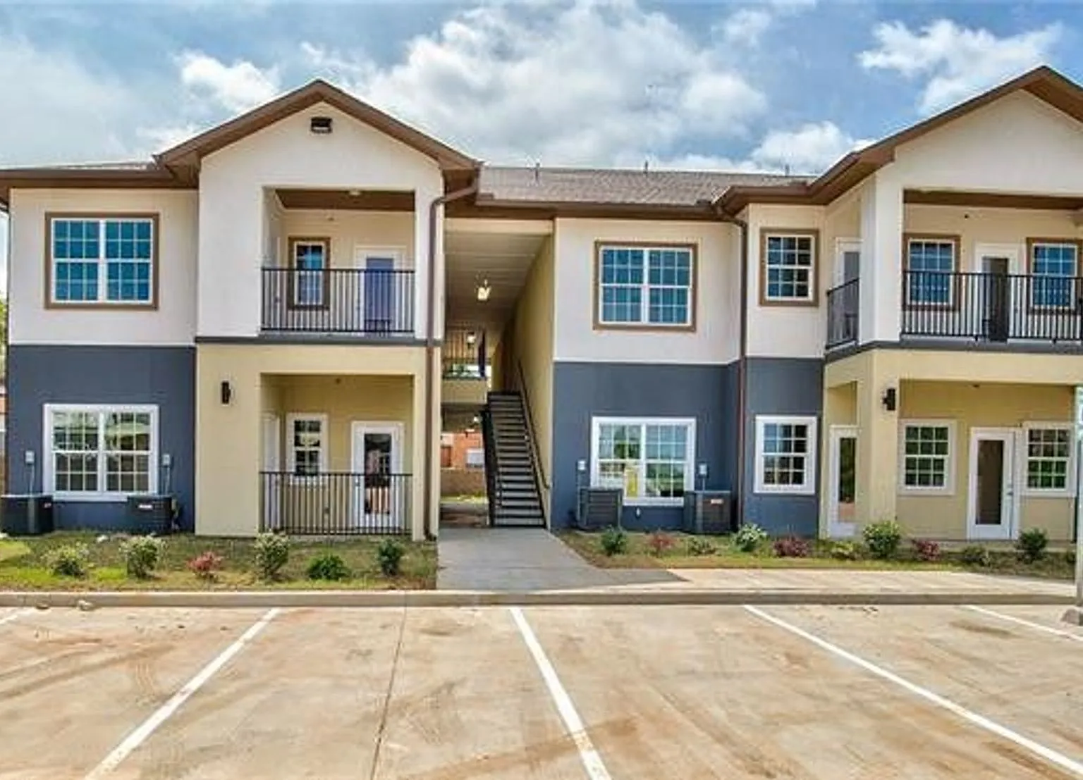 Pinnacle Apartments — Photo 2