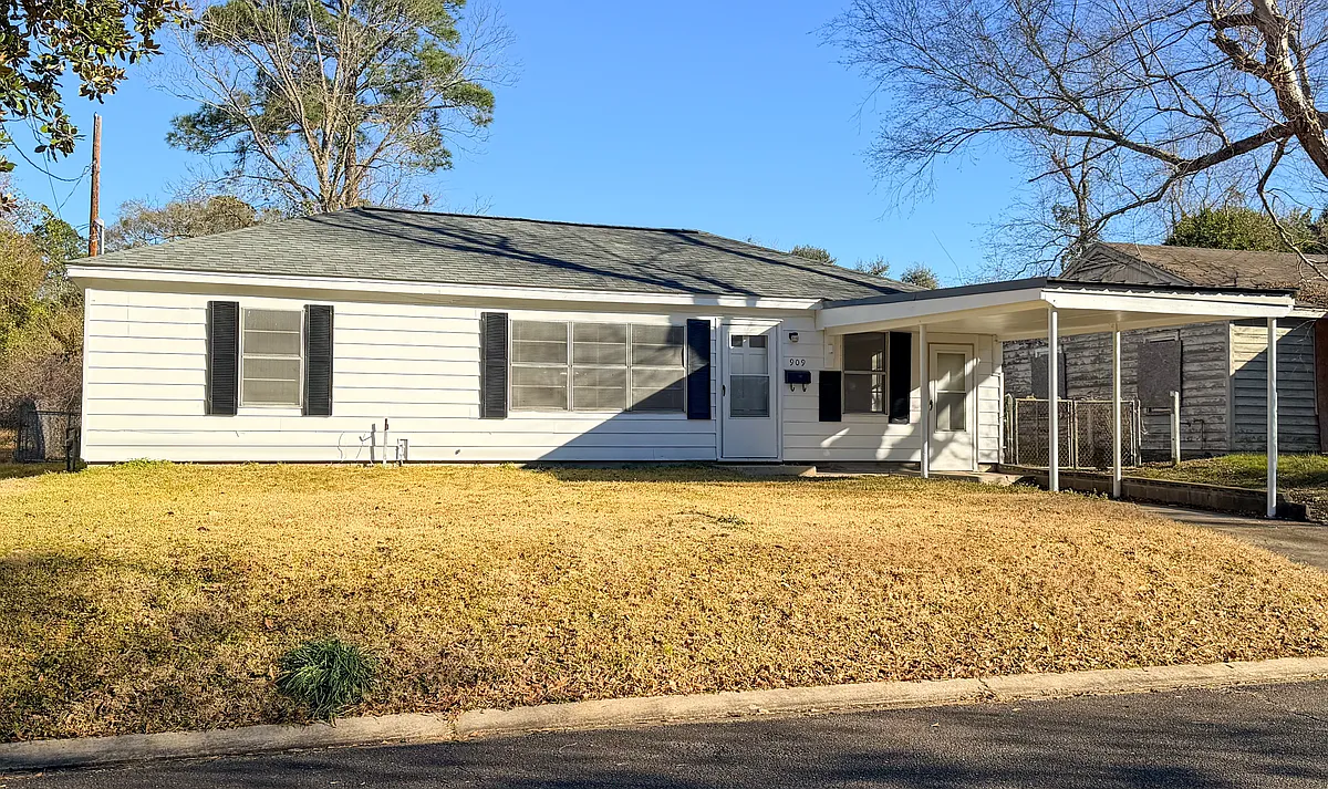 Building Photo - 909 Lake Court Dr