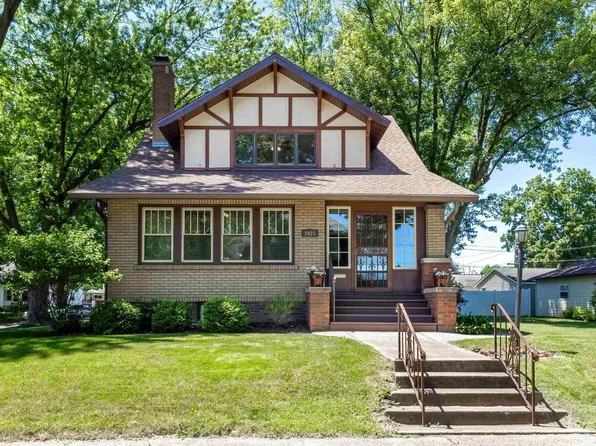 2025 5th St, Moline, IL 61265