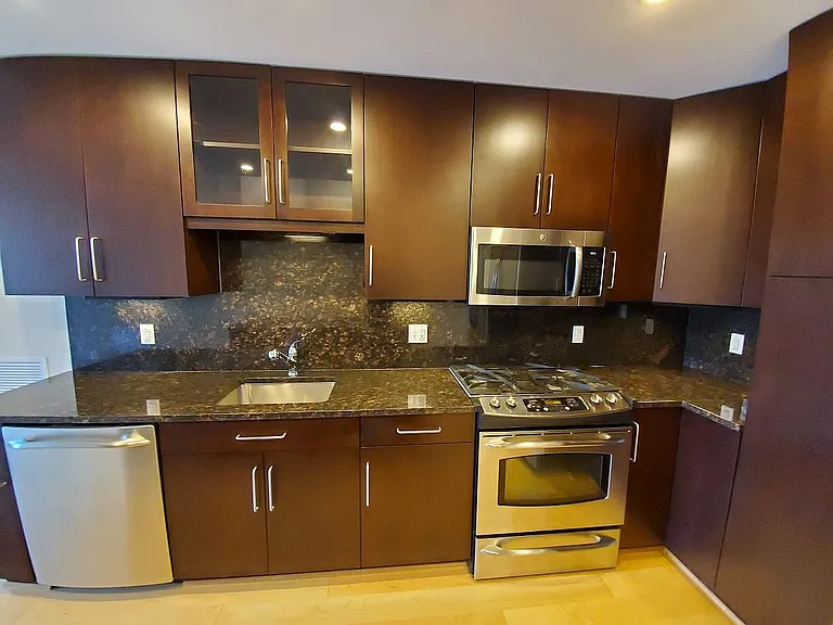 8220 Crestwood Heights Dr — Photo 20