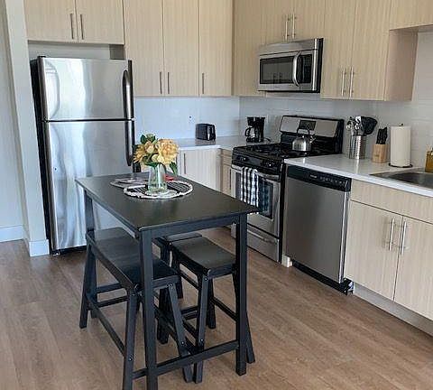 2nd image of 542 Bedford St #2