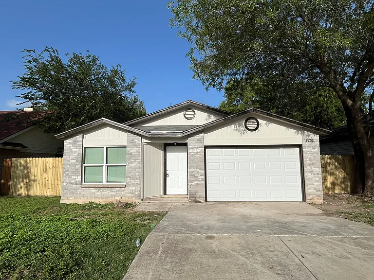 2826 Fisher Field Dr — Photo 1