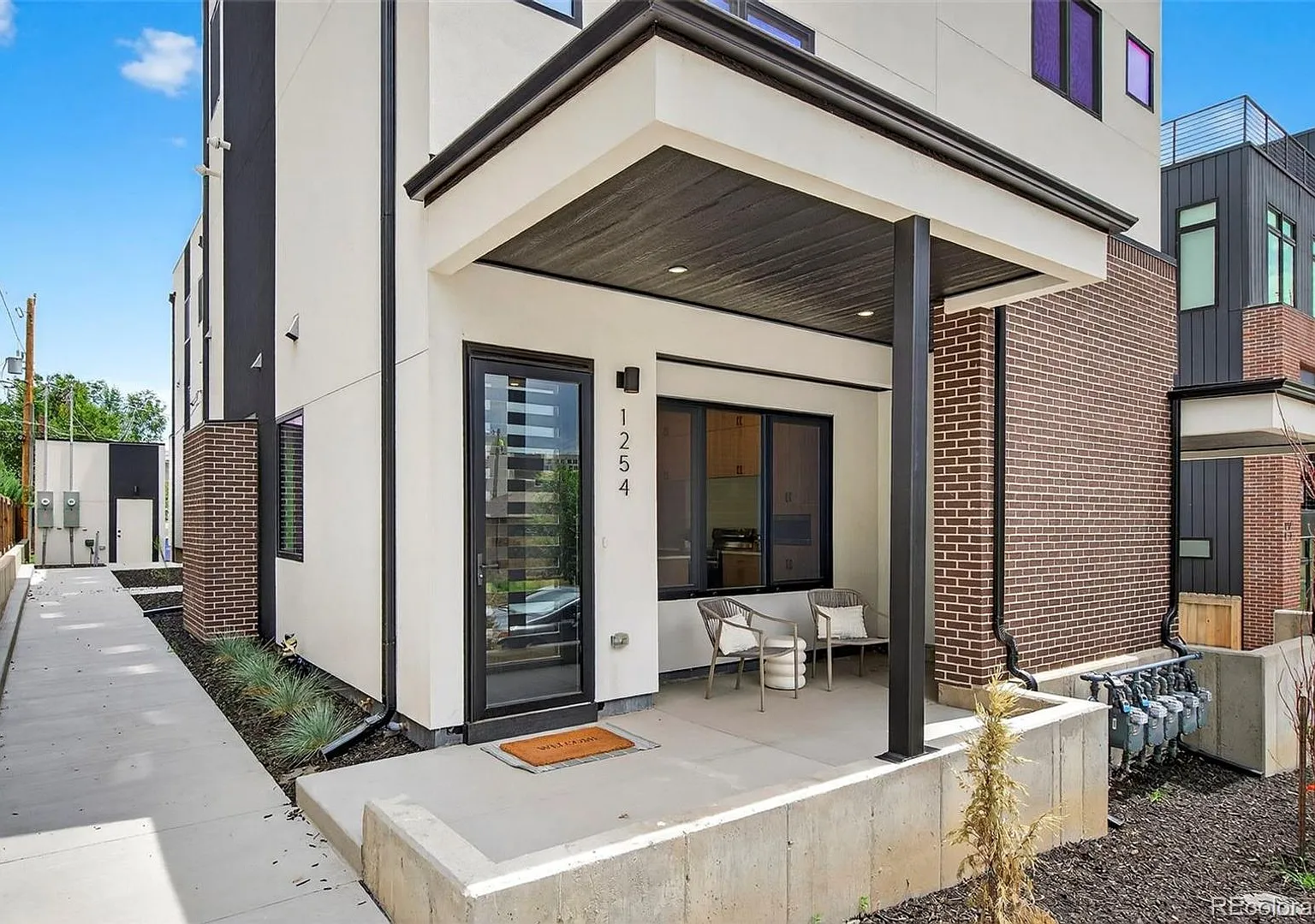 Front Facing Townhome with Rooftop Deck and Detached Garage — Photo 2