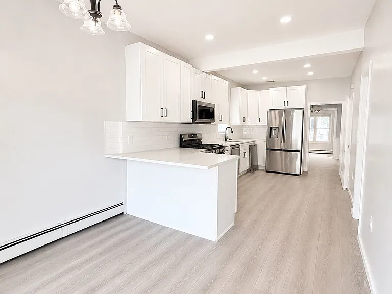 24 Sunderland Ave — Photo 9