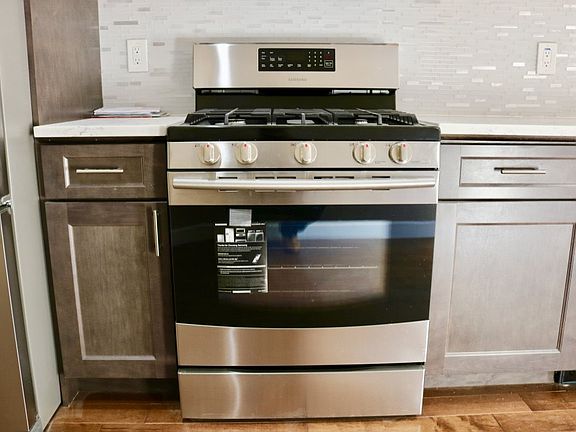 2nd image of 811 Montgomery St #101