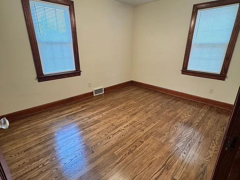 832 Lawrence Ave — Photo 10