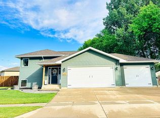 600 22nd St SW, Minot, ND 58701