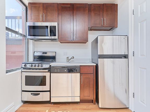 3rd image of 331 E 9th St #P