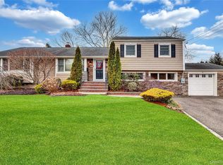 18 Frost Lane, Greenlawn, NY 11740