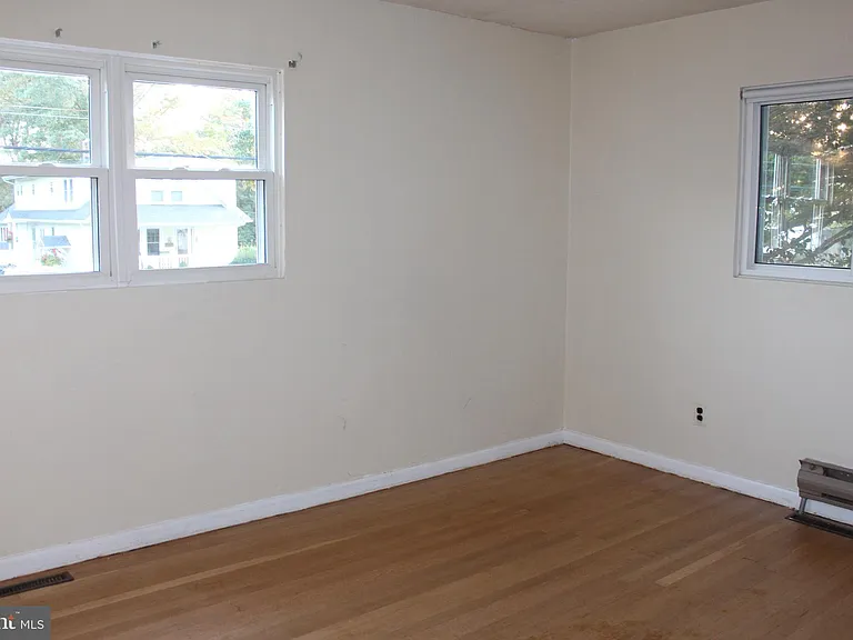 413 Dickinson Rd — Photo 11
