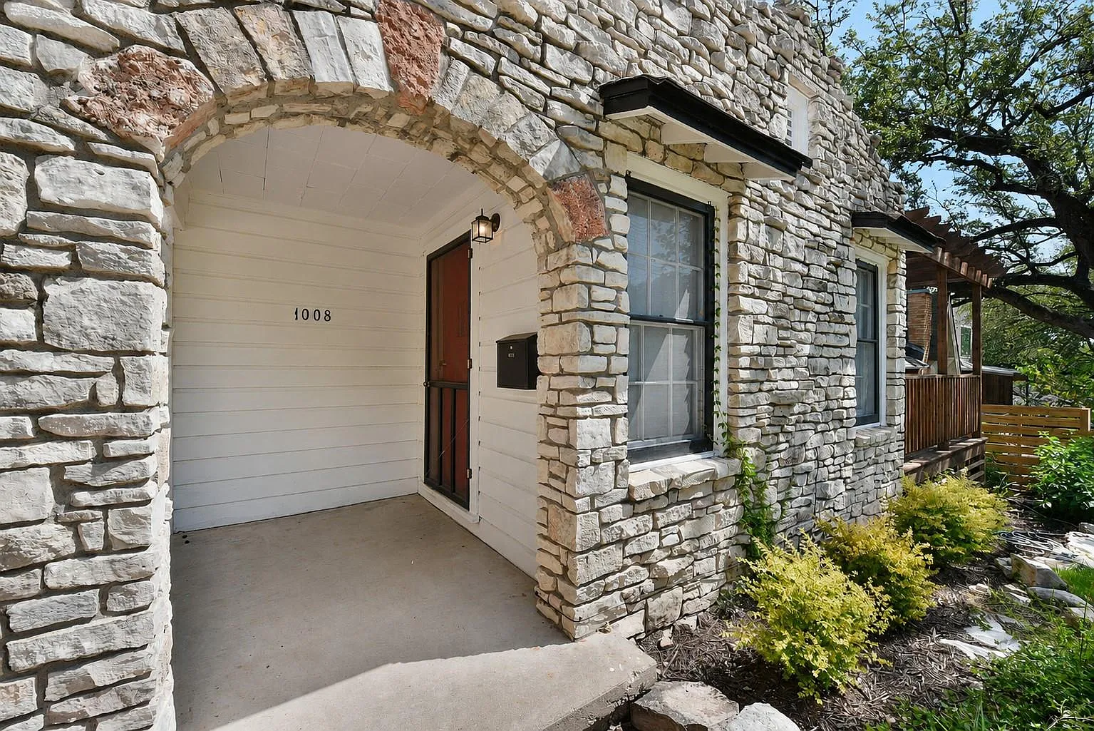 2 bed, 1.0 bath, 949 sqft, $3,295 — Photo 3
