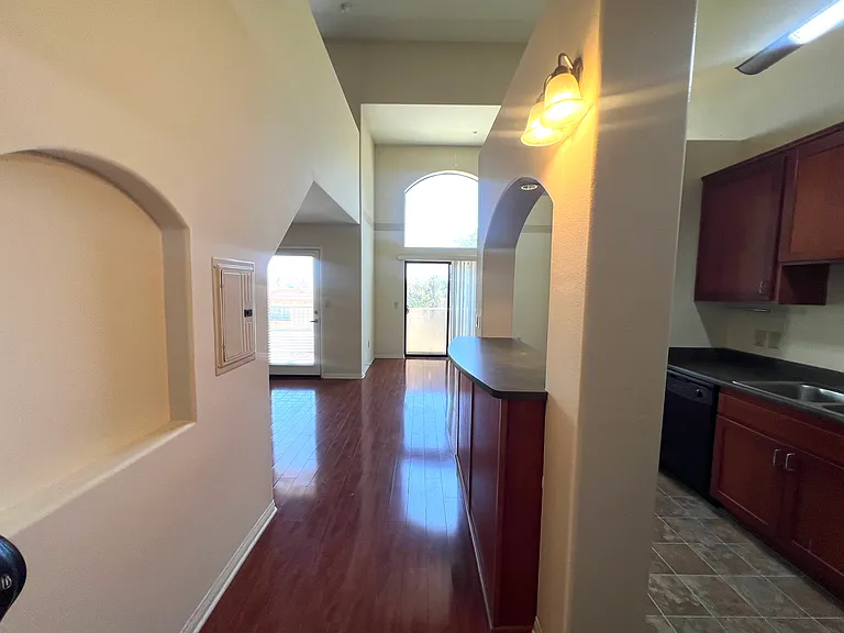 1154 Bellevue APT — Photo 12