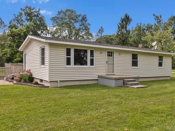 3141 Fisher Rd, Howell, MI 48855