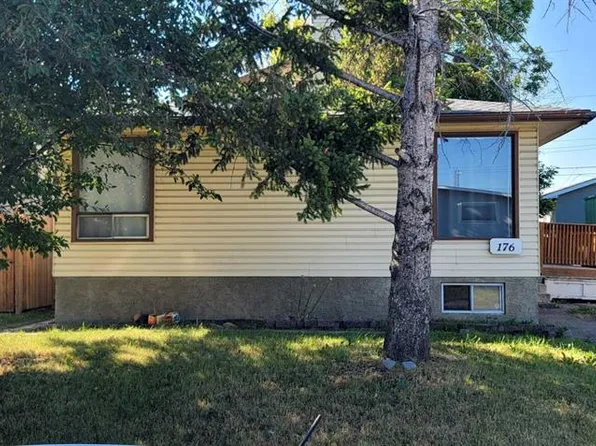 176 Penbrooke Close SE, Calgary, AB T2A 3P1
