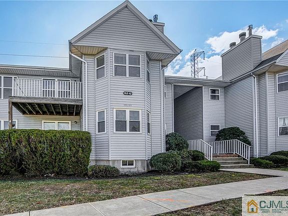 2nd image of 300 Ventnor Ct Unit 300