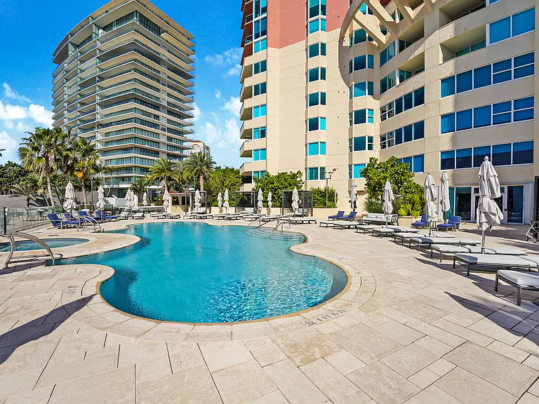 300 S Pointe Dr #405 — Photo 55