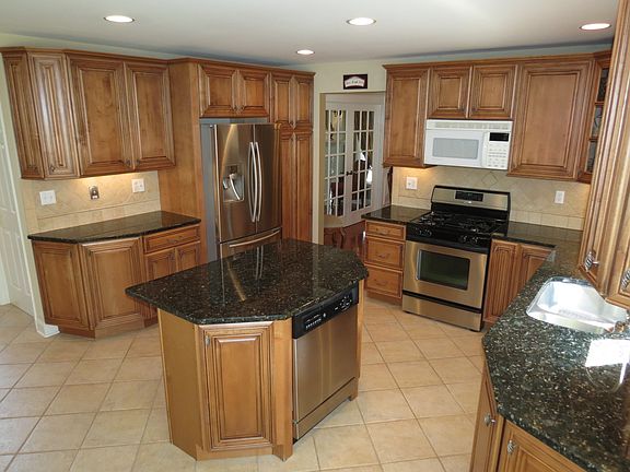 GRANITE KITCHEN W/ CENTER ISLAND- WOW!