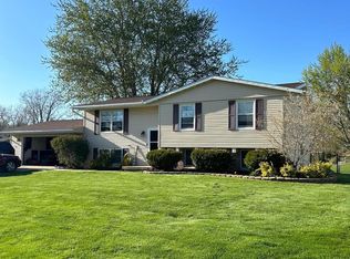 607 Edgehill Ct, Andalusia, IL 61232