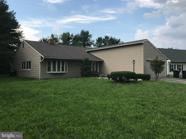 132 Eastmont Ln, Sicklerville, NJ 08081